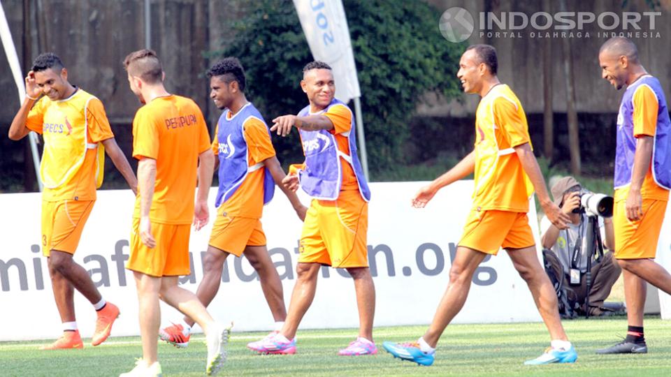 Titus Bonai bersama penggawa Persipura saat berlatih di Simprug.